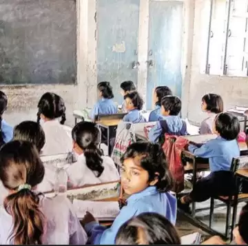 बिना स्मार्ट फ़ोन डिजिटल हो रहे नौनिहाल-प्राइमरी स्कूलों में ई-लर्निंग  के नाम पर 2 साल से खानापूर्ति
