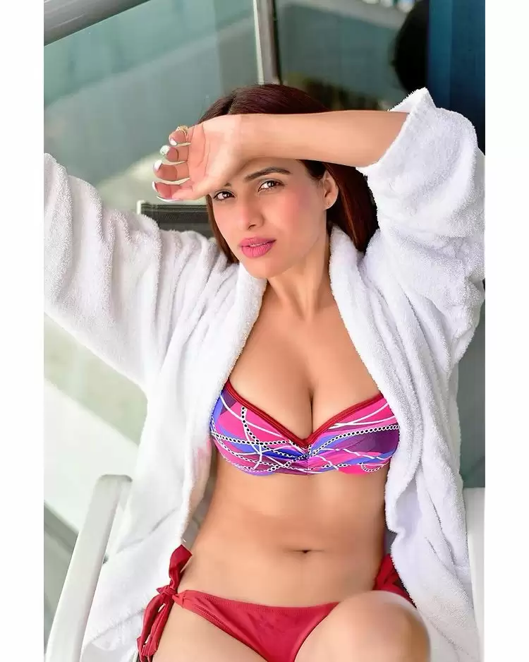 Neha Malik का बोल्ड अंदाज़ देख फैंस हुए दीवाने