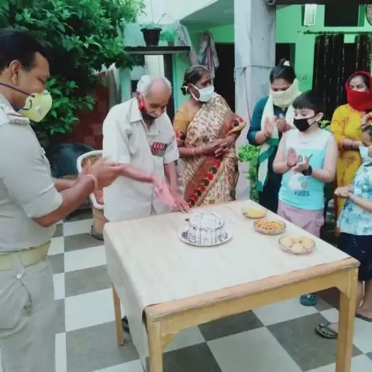लॉकडाउन&nbsp;में पुलिस ने&nbsp;गोल्डन जुब्ली&nbsp;को बनाया यादगार&nbsp;