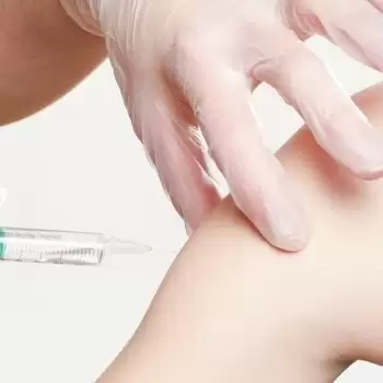 इन वजहों से बांह में ही लगाई जाती है कोरोना वैक्सीन