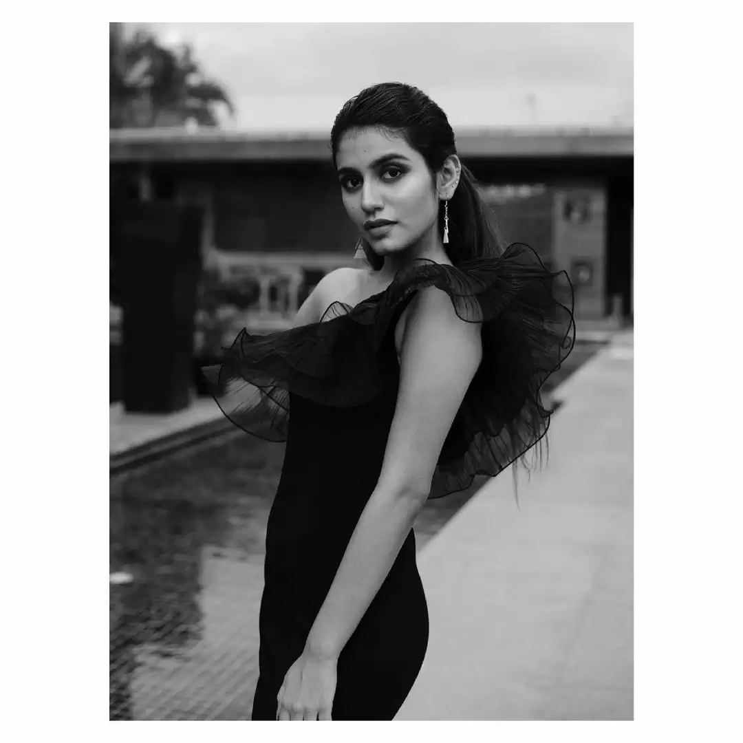 Priya Prakash Varrier ने लूट फैंस का चैन, देखे उनकी ये स्टाइलिश तस्वीरें