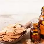 चंदन का तेल के स्किन के साथ-साथ बालों लिए भी है लाभकारी, जानिए इसके गुणों के बारे में