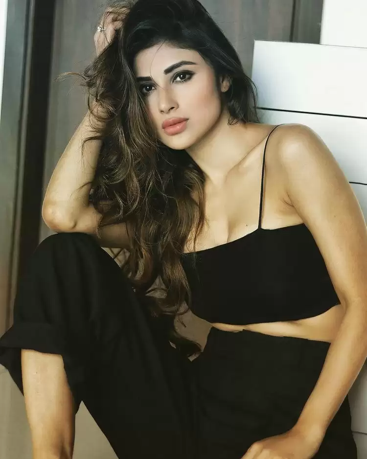 Mouni Roy ने फ्लॉन्ट किया कर्वी फिगर, देखें तस्वीरें!!
