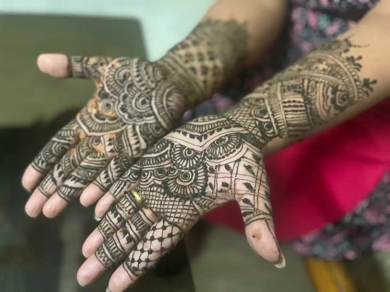 मेहंदी रचे हाथों से सोलह श्रृंगार करेंगी सुहागिने