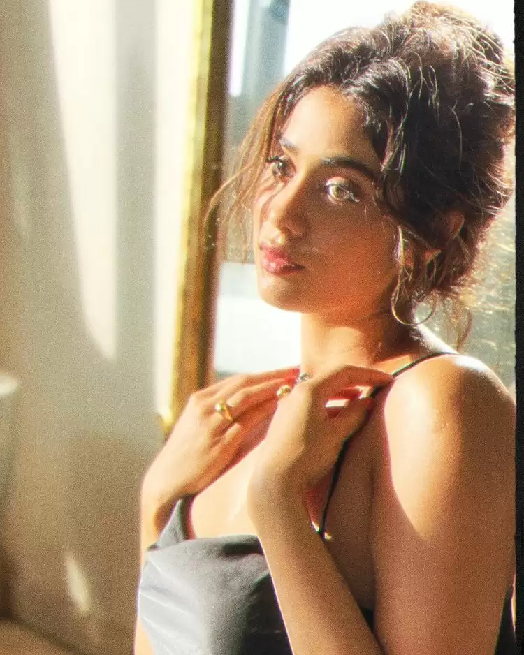 Janhvi Kapoor का हॉट अंदाज़ हो रहा है वायरल, देखे तस्वीरें!!