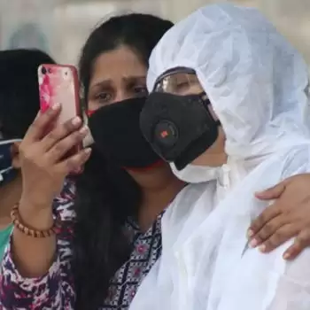 वीडियो काॅल से करा रहे अपनो के अंतिम दर्शन