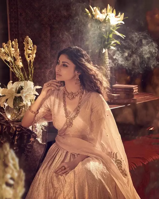 Mouni Roy ने ट्रेडिशनल लुक से खींचा सबका ध्यान, देखे तस्वीरें