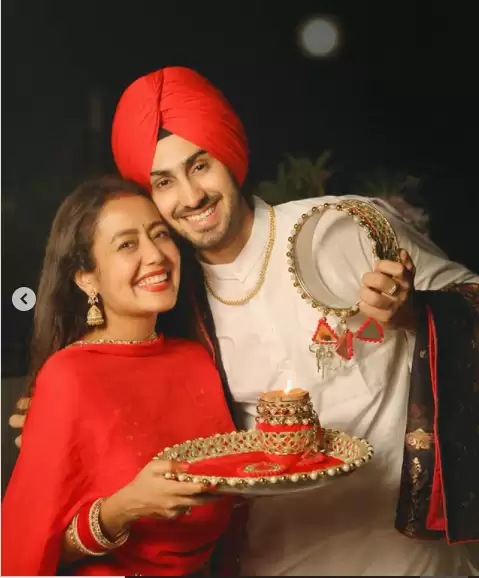 बहुत ही ख़ूबसूरत अंदाज़ में Neha Kakkar ने मनाया अपना पहला करवाचौथ, पति संग शेयर किये pictures और videos