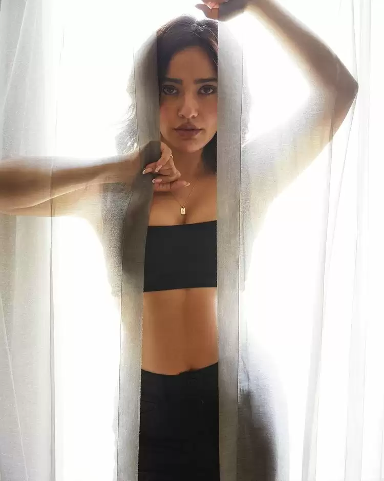 Neha Sharma Hot Pictures