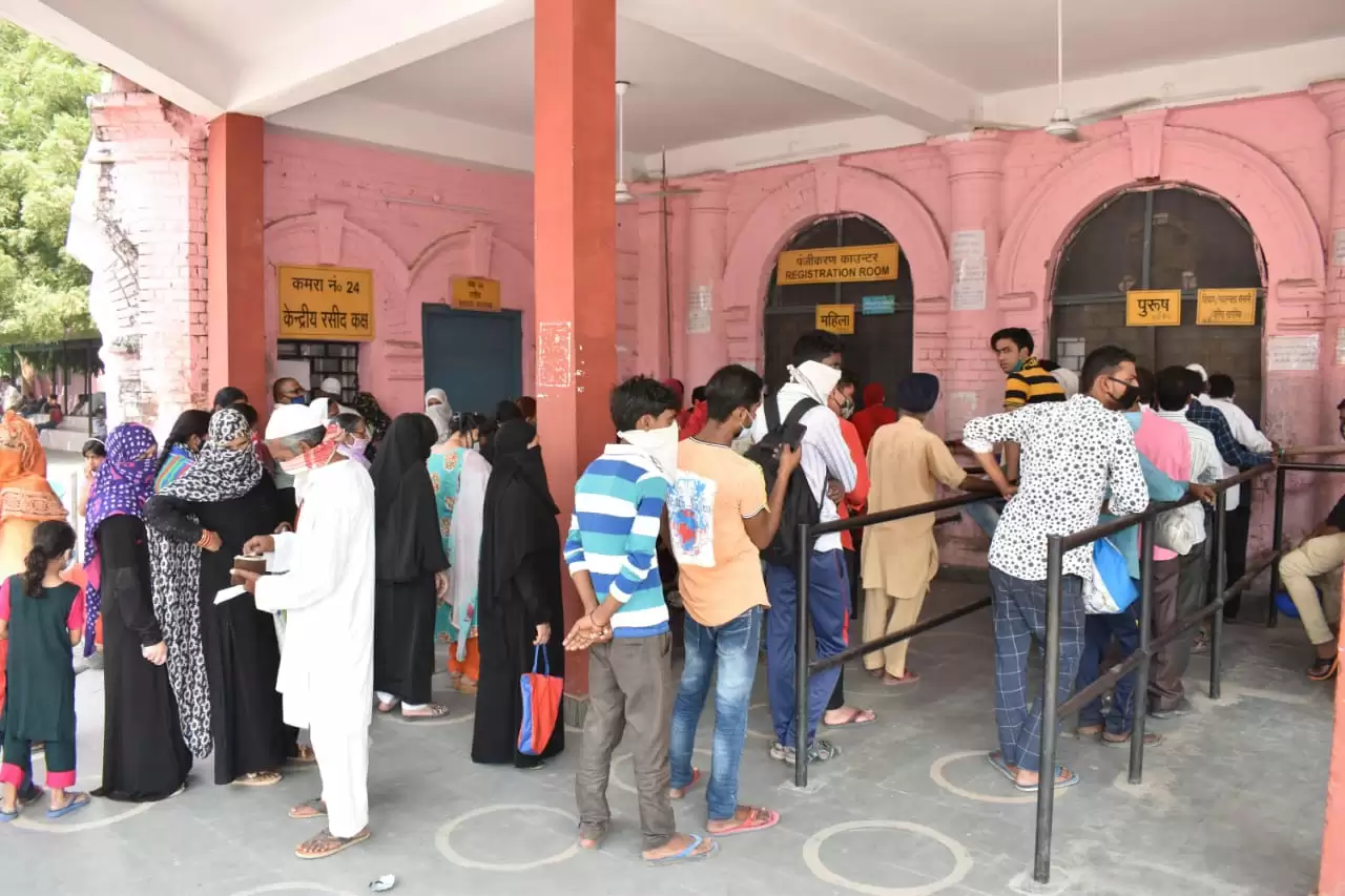 मेडिकल में व्यवस्था धड़ाम, कोरोना संक्रमण का ख़तरा बरकरार