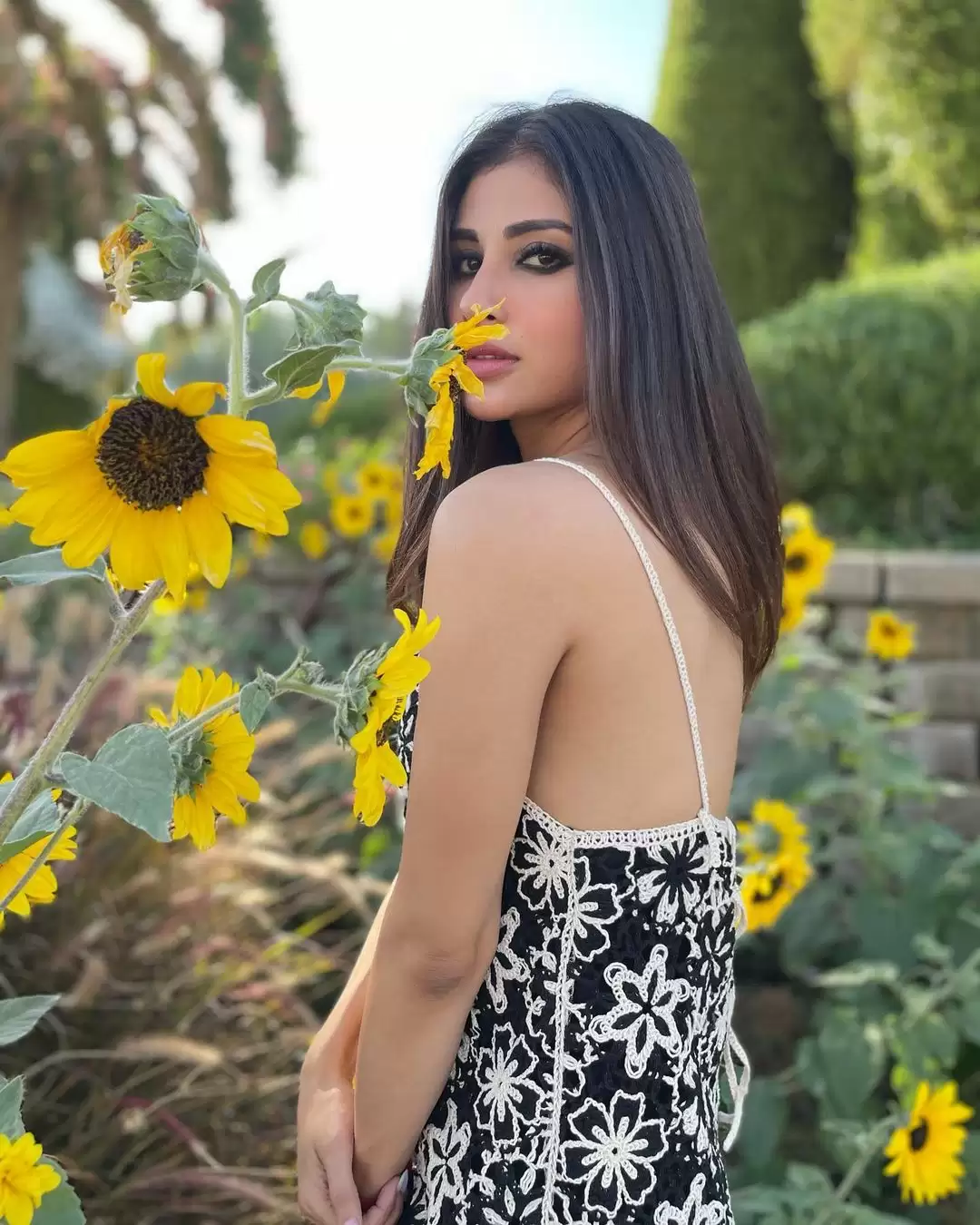 Mouni Roy ने फिर दिखाया अपना ग्लैमरस लुक, तस्वीरें हुई वायरल