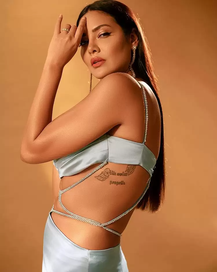 Esha Gupta Hot Pictures