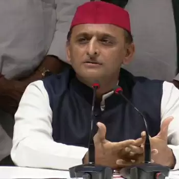जनता कोरोना से त्रस्त, भाजपा यूपी में सत्ता बचाने में व्यस्त: अखिलेश