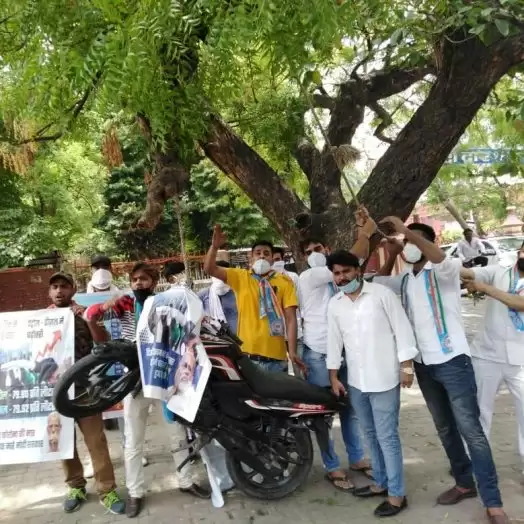 तेल महंगा होने पर छात्रों ने मोटरसाइकिल को फांसी लगाकर जताया विरोध