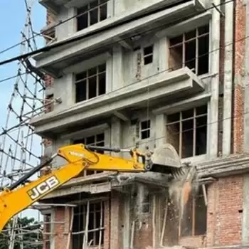 योगी के आदेश से बसपा के पूर्व सांसद की सात मंजिला इमारत जमींदोज