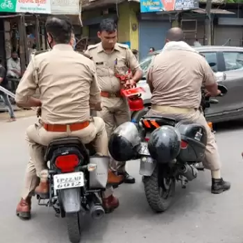 गुहार लगाता रह गया ठेले वाला, पुलिस तराजू लेकर चलती बनी
