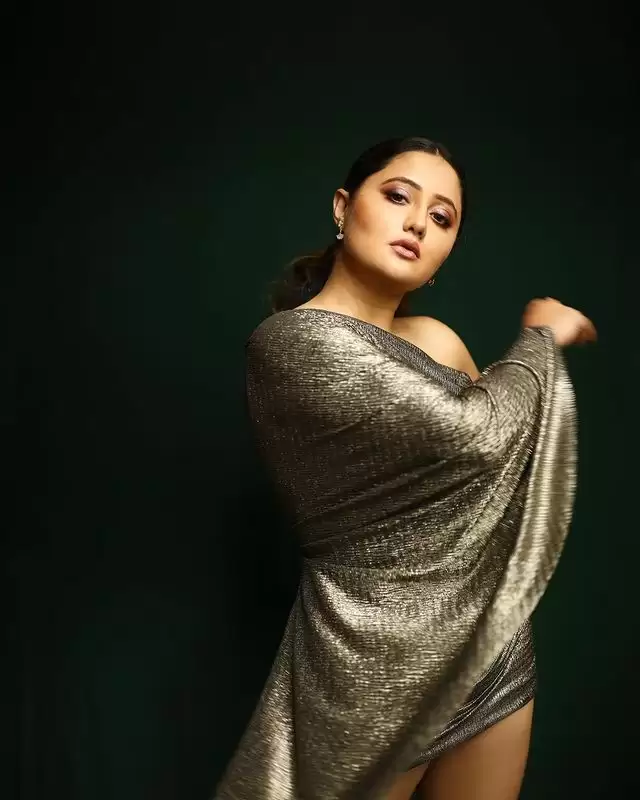 Rashami Desai ने बिखेरा खूबसूरती का जलवा, देखे उनका ‘स्टनिंग लुक्स’