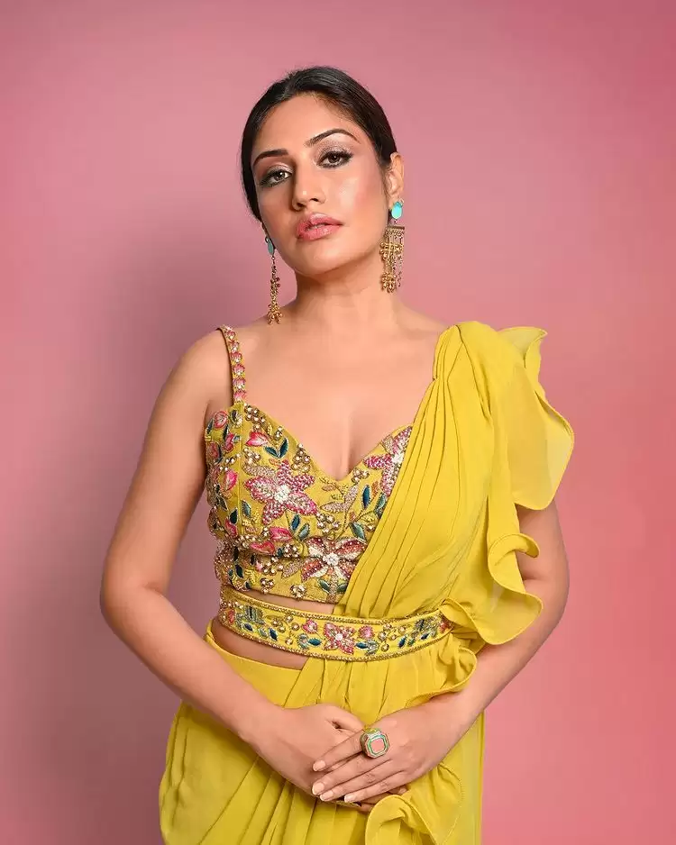 Surbhi Chandna ने मचाई सनसनी, देखे तस्वीरें !!