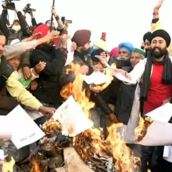 विवादित कृषि कानून की प्रतियां जलाकर किसानों ने मनाई लोहड़ी