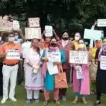 फीस ​माफी को लेकर अभिभावकों ने बनाई मानव श्रंखला