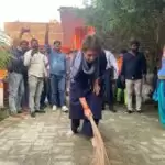 सीतापुर के बाद लखनऊ में भी प्रियंका ने लगाई झाडू