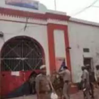 जौनपुर जेल में कैदी की मौत के बाद बवाल, पथराव-आगजनी