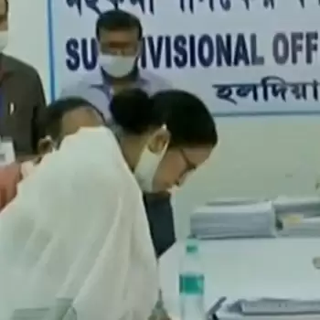 पश्चिम बंगाल चुनाव: ममता बनर्जी ने नंदीग्राम से भरा पर्चा