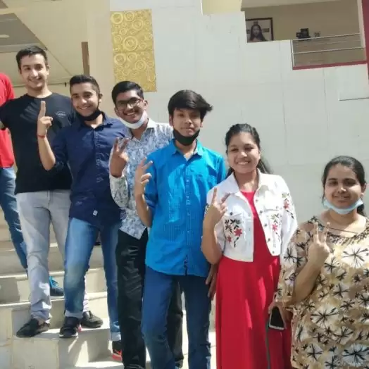 परिणाम की खुशी में झूम उठे छात्र और छात्राऐं