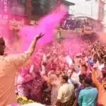 Yogi Adityanath celebrates Holi : आंखों पर काला चश्मा और गुलाबी पगड़ी पहन योगी आदित्यनाथ खूब उड़ाया रंग गुलाल