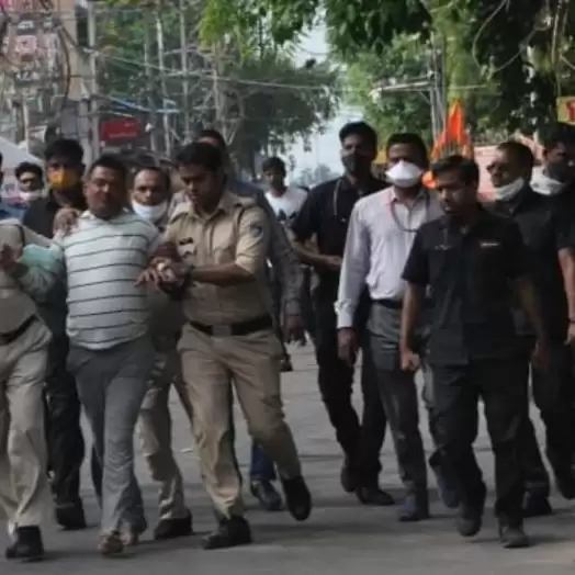 पुलिस गाड़ियां चेक करती रही विकास दुबे बस से निकल गया