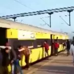Daurala Railway Station: ट्रेन को भी यात्रियों से धक्का लगवाकर उन्हें बना दिया आत्मनिर्भर,दौराला में यात्रियों ने दौड़ाई ट्रेन