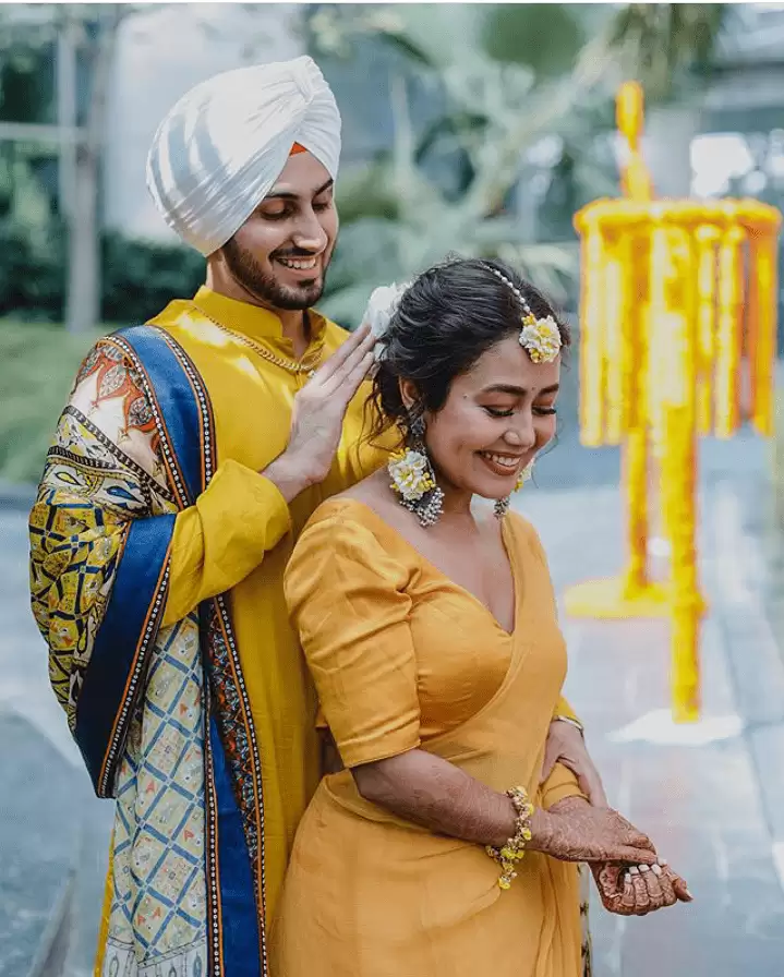 Neha Kakkar और Rohanpreet की हल्दी सेरेमनी में देखिये बेहद रोमांटिक तस्वीरें