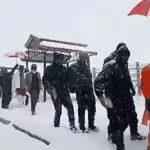 बाबा केदारनाथ के दरबार में योगी ने टेका माथा