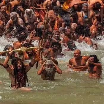 महाकुंभः मेष संक्रांति पर संतों ने किया शाही स्नान