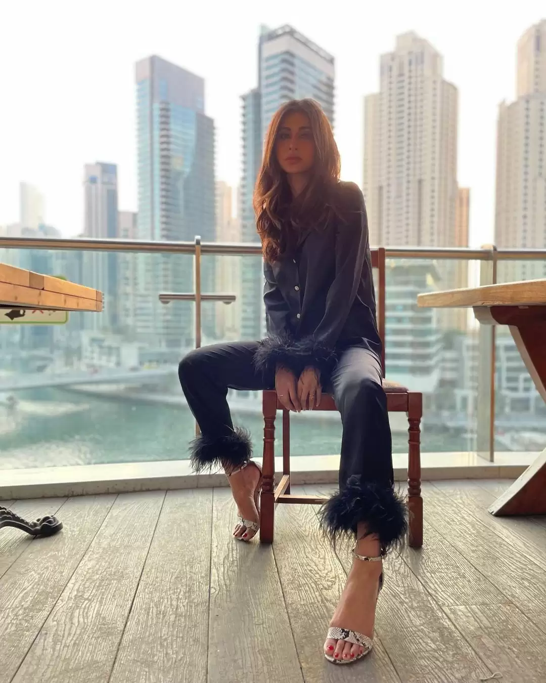 Mouni Roy ने फिर दिखाया अपना ग्लैमरस लुक, तस्वीरें हुई वायरल