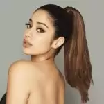 Janhvi Kapoor का ये लुक है बेहद कमाल, तस्वीरों से मचाई सनसनी