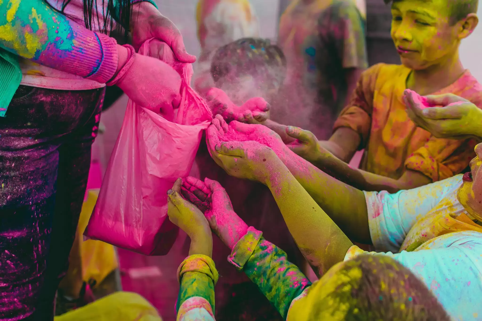 Happy Holi 2022: होली को यादगार बनाना चाहते है तो इन जगहों का रुख करे!!