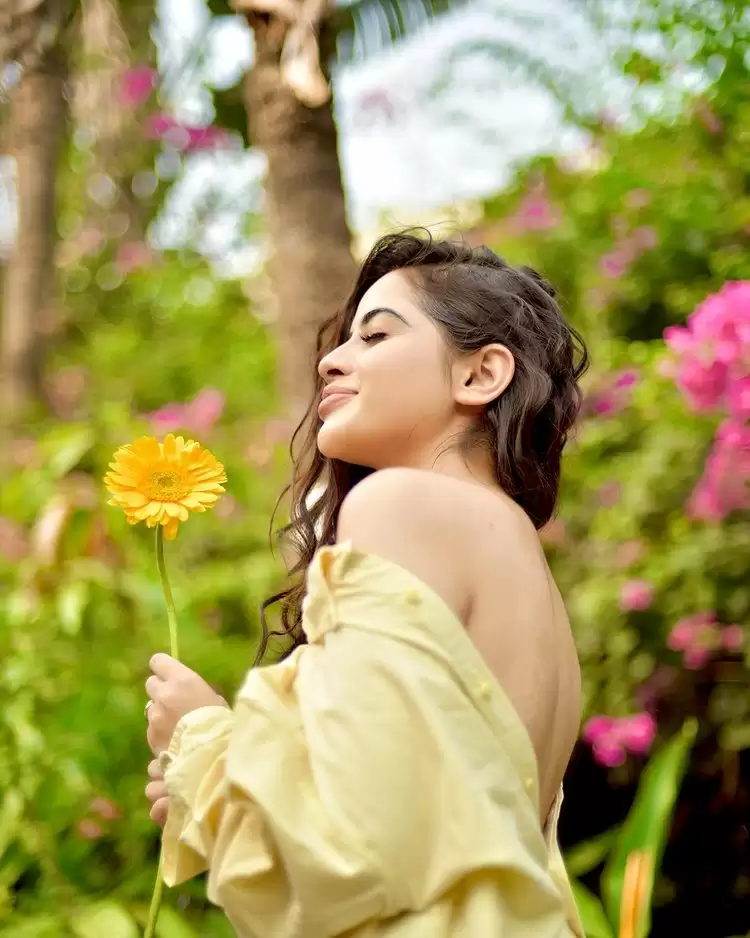 Urfi Javed का देखे हॉट अंदाज, फैंस हुए घायल