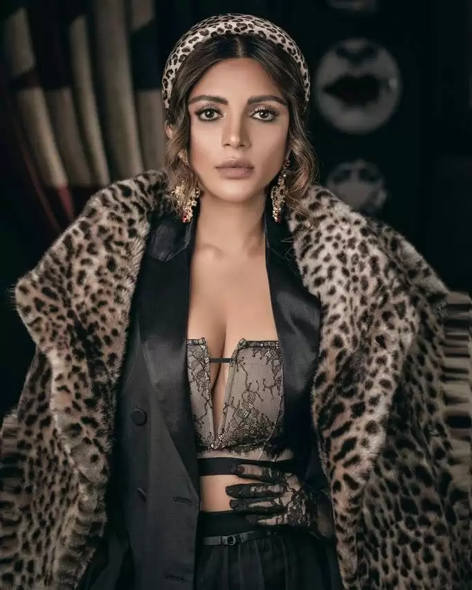Shama Sikander है बेहद हॉट, तस्वीरें देख उड़ जाएंगे होश!!
