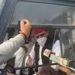 हिरासत पर भड़के अखिलेश, लोकसभा अध्यक्ष से की अधिकारों के हनन की शिकायत