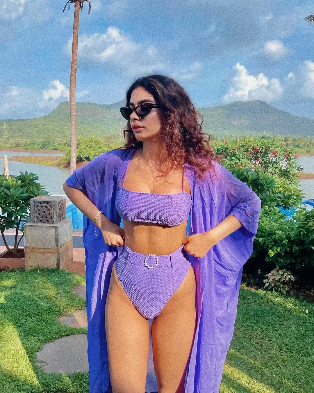 Khushi Kapoor ने दिखाईं बोल्ड अदाएं, तस्वीरें देख उड़ जाएंगे होश