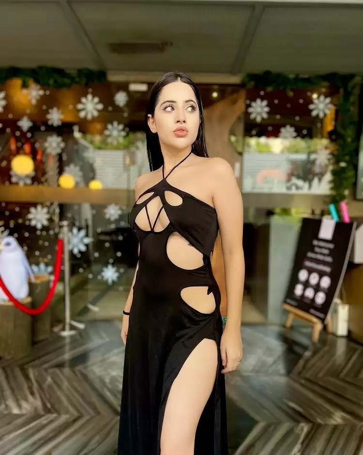Urfi Javed का देखे हॉट अंदाज, फैंस हुए घायल