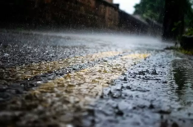झमाझम बारिश से मौसम हुआ सुहाना, सर्दी ने दी दस्तक