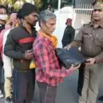 यूपी पुलिस के गजब कारनामे: हांड़ कंपा देने वाली ठंड बीतने के बाद अब गर्म कपड़े बांट रही लखनऊ पुलिस