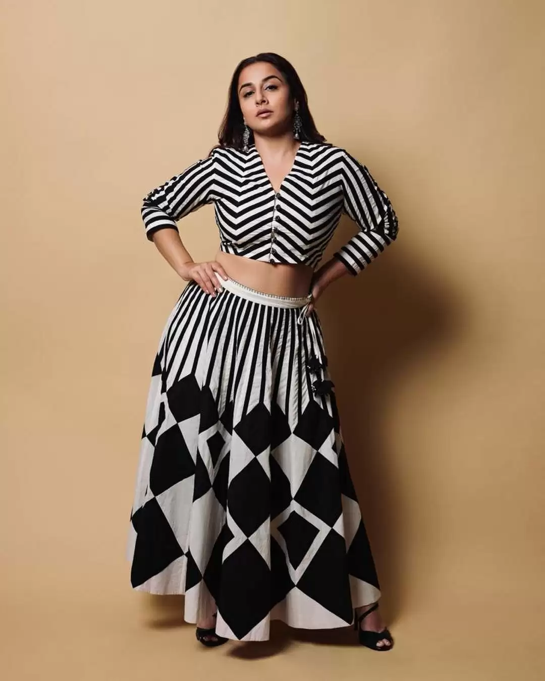 काले लिबाज़ में विद्या बालन लग रही है काफी अलग, यहाँ देखे अभिनेत्री की तस्वीरें