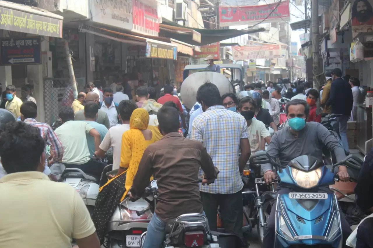 बाजारों में भीड़, घरों में पहुंच रहा कोरोना