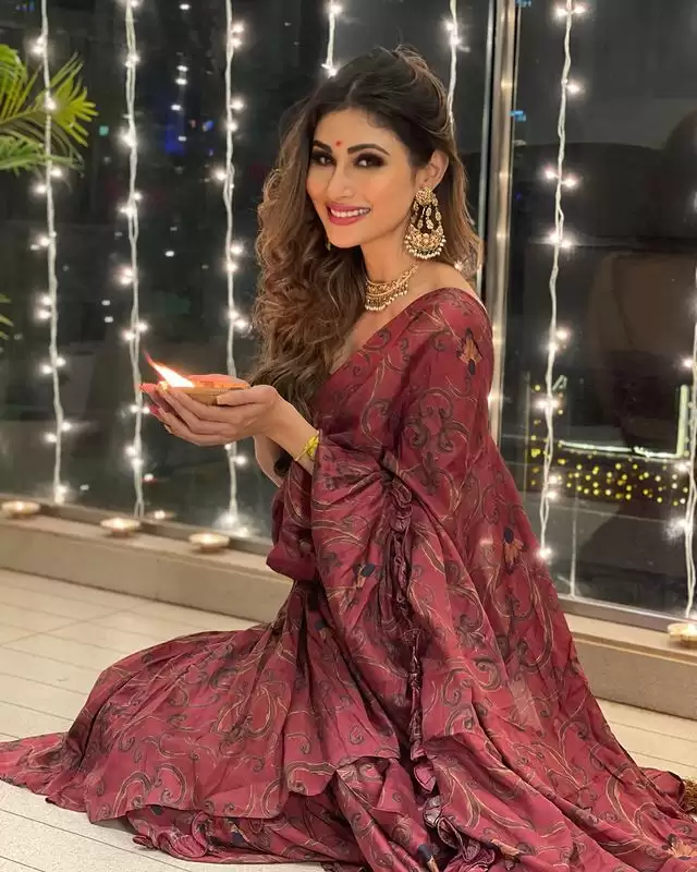 Mouni Roy ने ट्रेडिशनल लुक से खींचा सबका ध्यान, देखे तस्वीरें