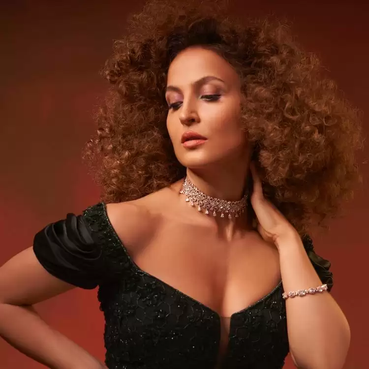 Elli Avram का देखे हॉट अंदाज़, तस्वीरों से नज़र नहीं हटा पाएंगे !!