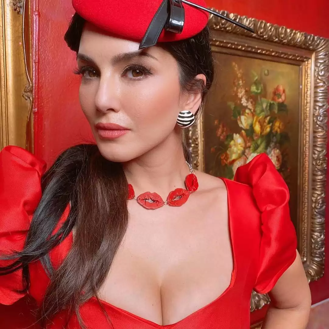 Sunny Leone ने रेड शॉर्ट ड्रेस में दिखाया बोल्ड और बेहद खूबसूरत अंदाज, देखिये तस्वीरें