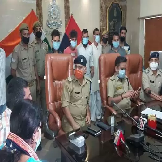 पुलिस कर रही थी प्रेस कॉन्फ्रेंस, सिपाही से पिस्टल छीनकर उसे मार दी गोली